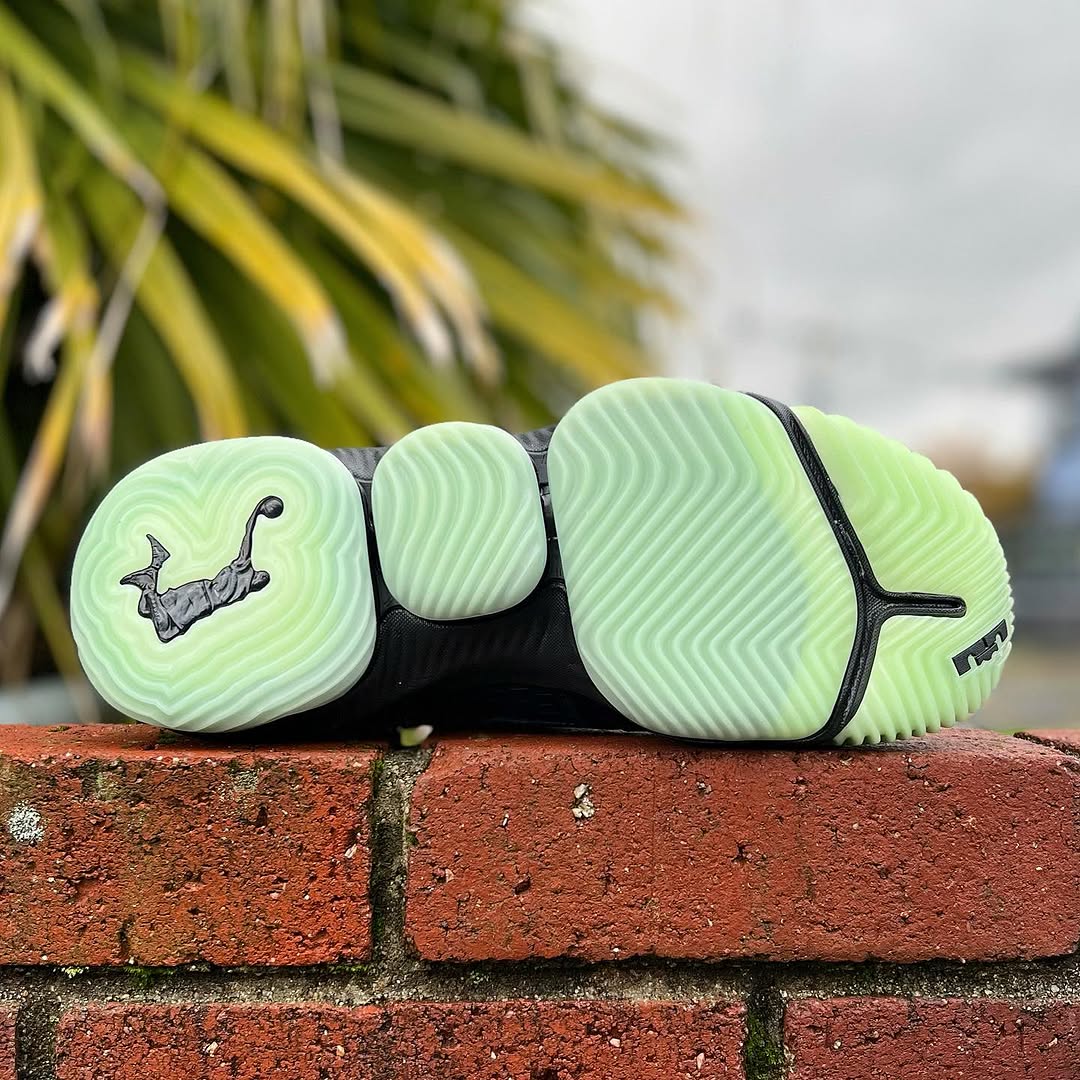 NIKE LEBRON 16 'GLOW IN THE DARK' ナイキ レブロン 16 グロー イン