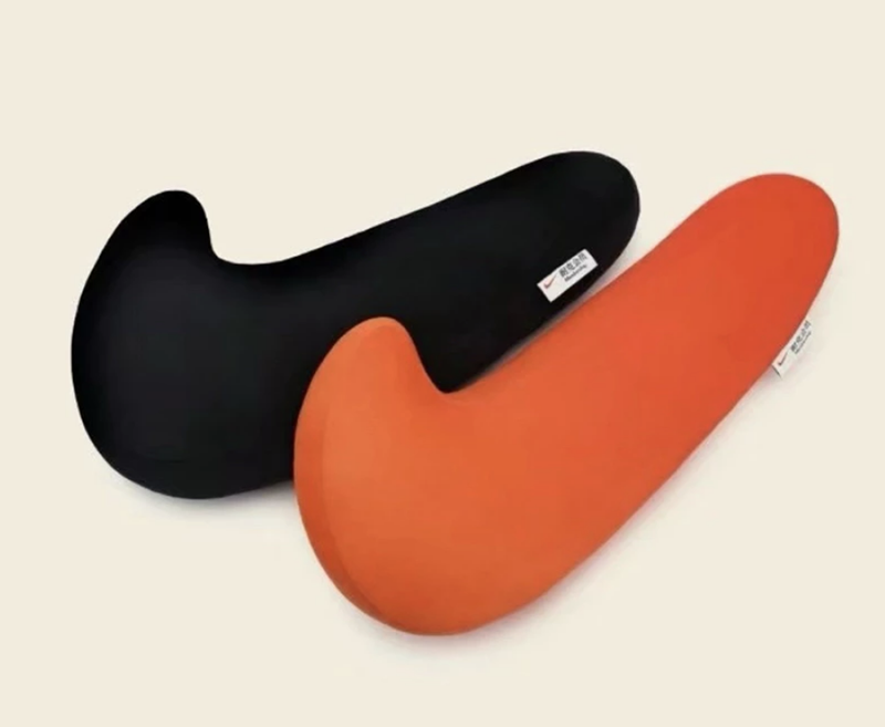 NIKE SWOOSH PILLOW ナイキ スウィッシュ ピロー クッション 抱き枕