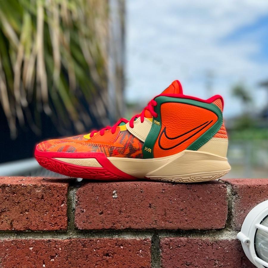 Kyrie 8 バスケットボールシューズ ベージュ/レッド DC9134_200_0?w=600&q=60