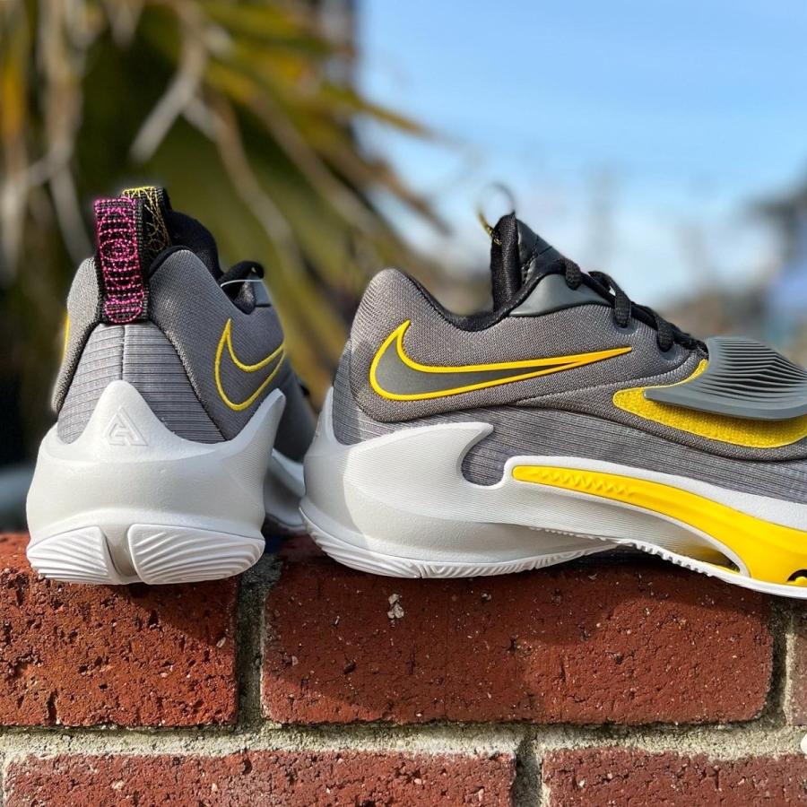 NIKE ZOOM FREAK 3 'BATTERY' ナイキ ズーム フリーク 3 ヤニス