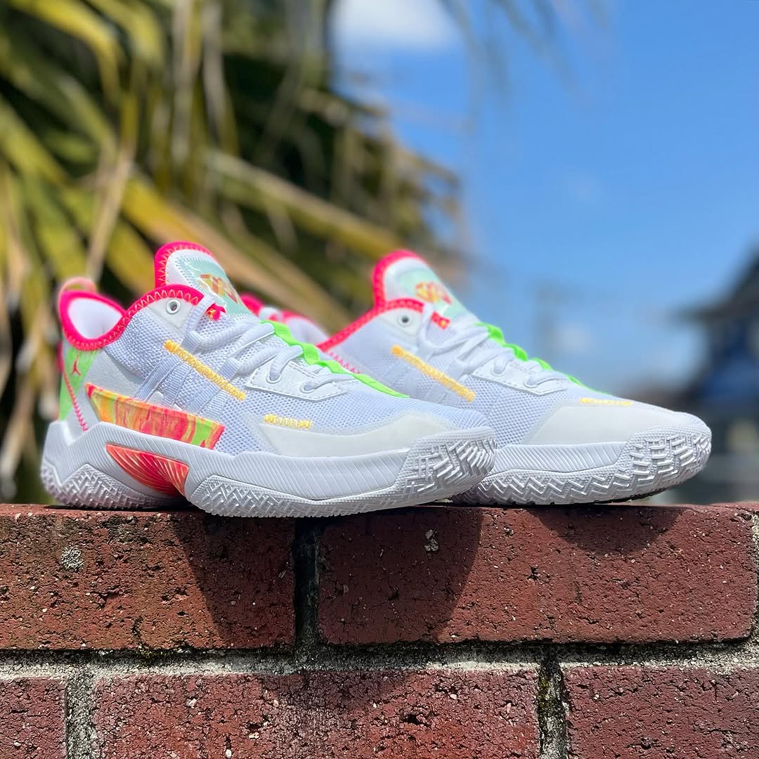 Jordan バスケットボールシューズ ホワイト/グリーン/ピンク ジョーダン キッズ バッシュ Jordan Kids' GS Air 200E - White