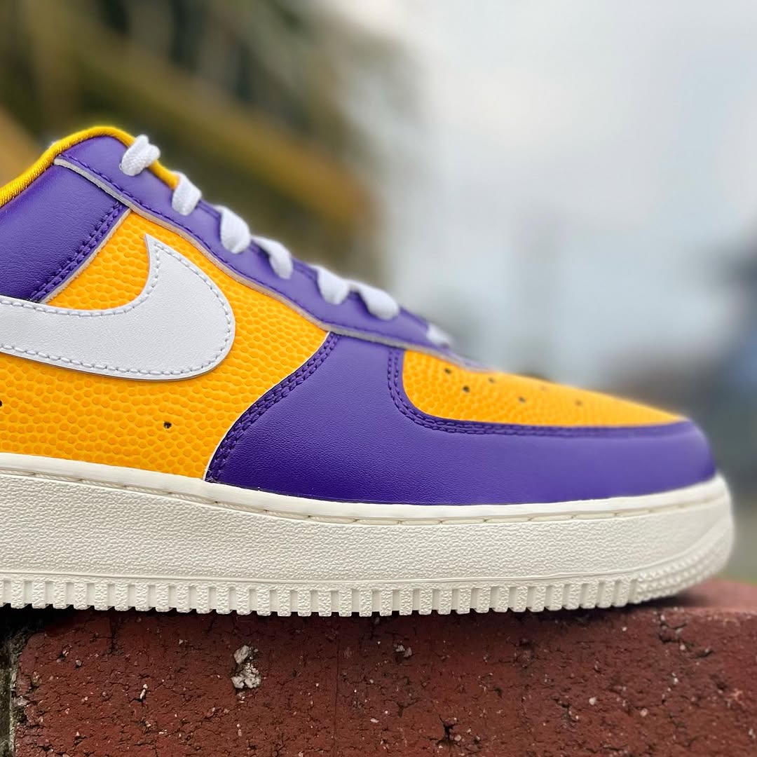 NIKE WMNS AIR FORCE 1 LOW 'BE TRUE TO HER SCHOOL LSU' ナイキ エア