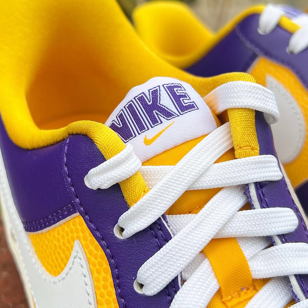 NIKE WMNS AIR FORCE 1 LOW 'BE TRUE TO HER SCHOOL LSU' ナイキ エア