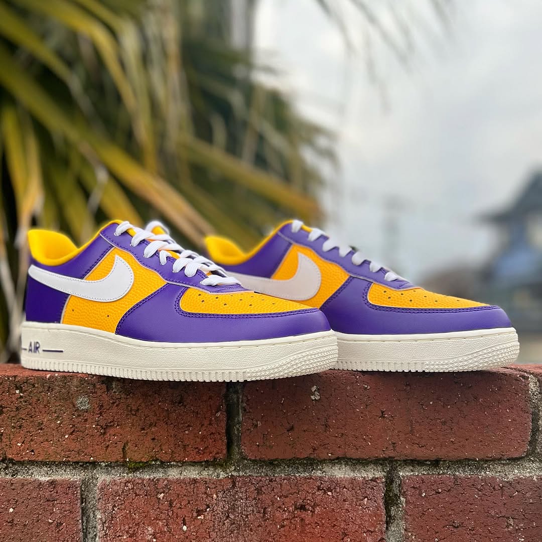 （超希少）ナイキ　エアフォース1 レイカーズ NIKE WMNS AIR FORCE 1 LOW 'BE TRUE TO HER SCHOOL LSU' ナイキ エア