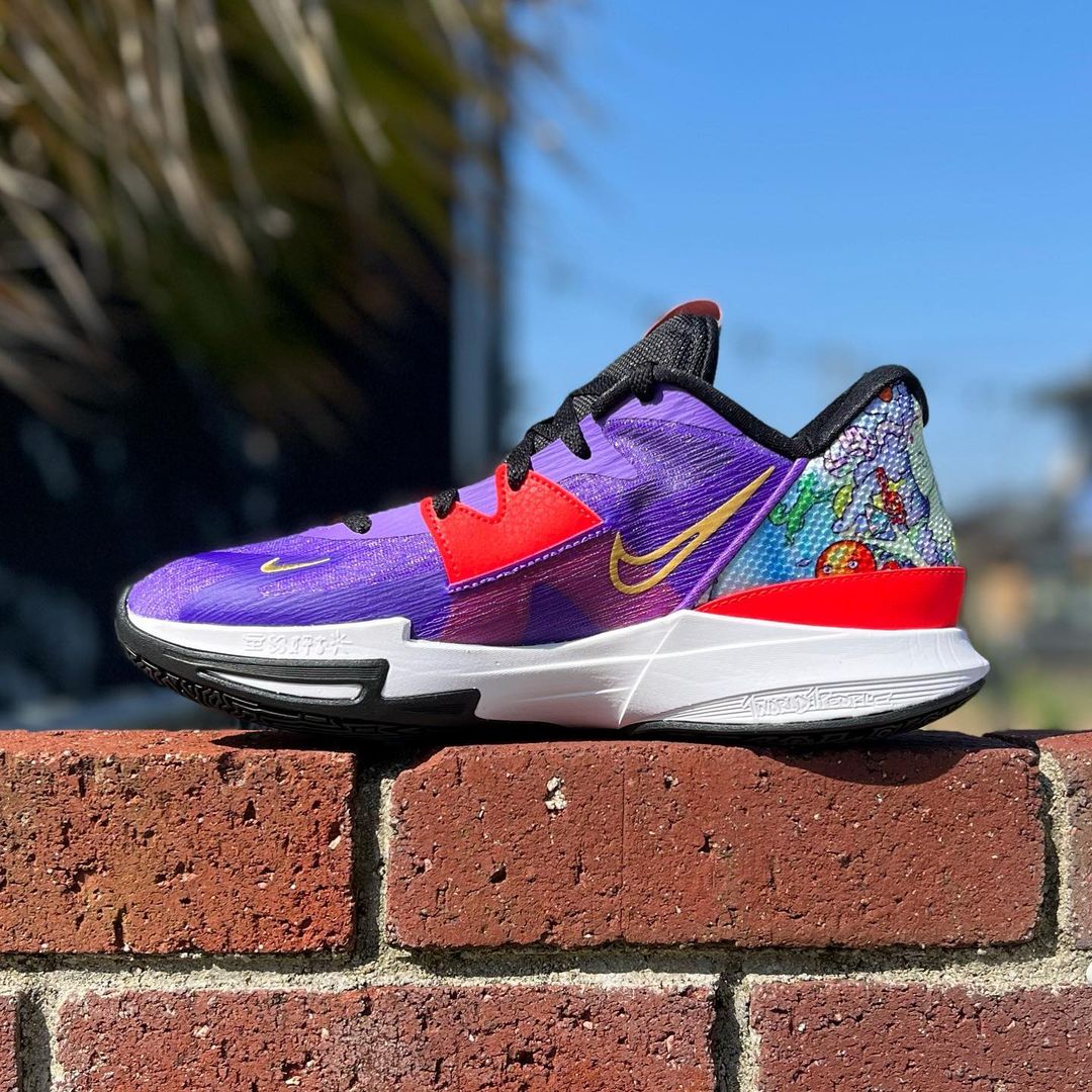 NIKE KYRIE LOW 5 'JEWELL LOYD MURAL' ナイキ カイリー ローカット 5