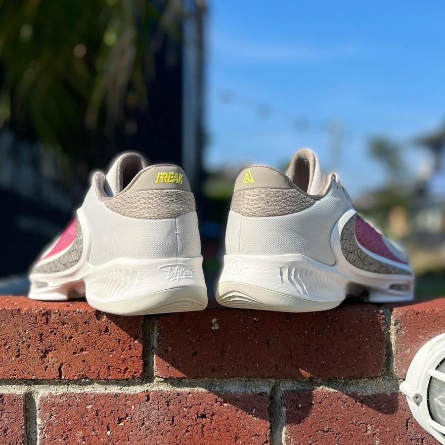 NIKE ZOOM FREAK 4 'LIGHT BONE' ナイキ ズーム フリーク 4 ヤニス