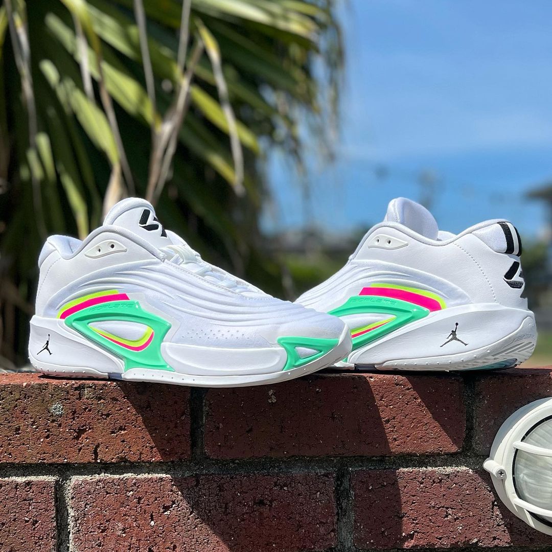 【超レア】シェフィールド・ユナイテッド マイケルトンジ選手 三笘へ悪質タックル敢行DF、「プレミアリーグの悪名の殿堂入り