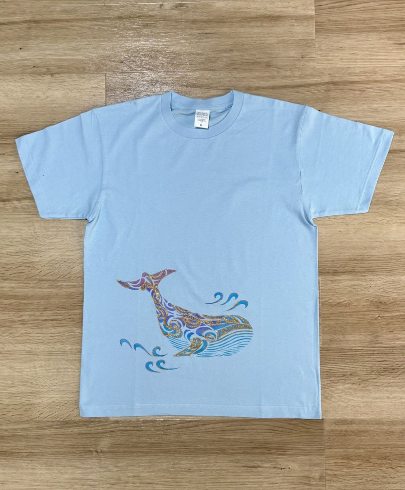 型染め&手描きTシャツ「くじら」水色 追加画像1