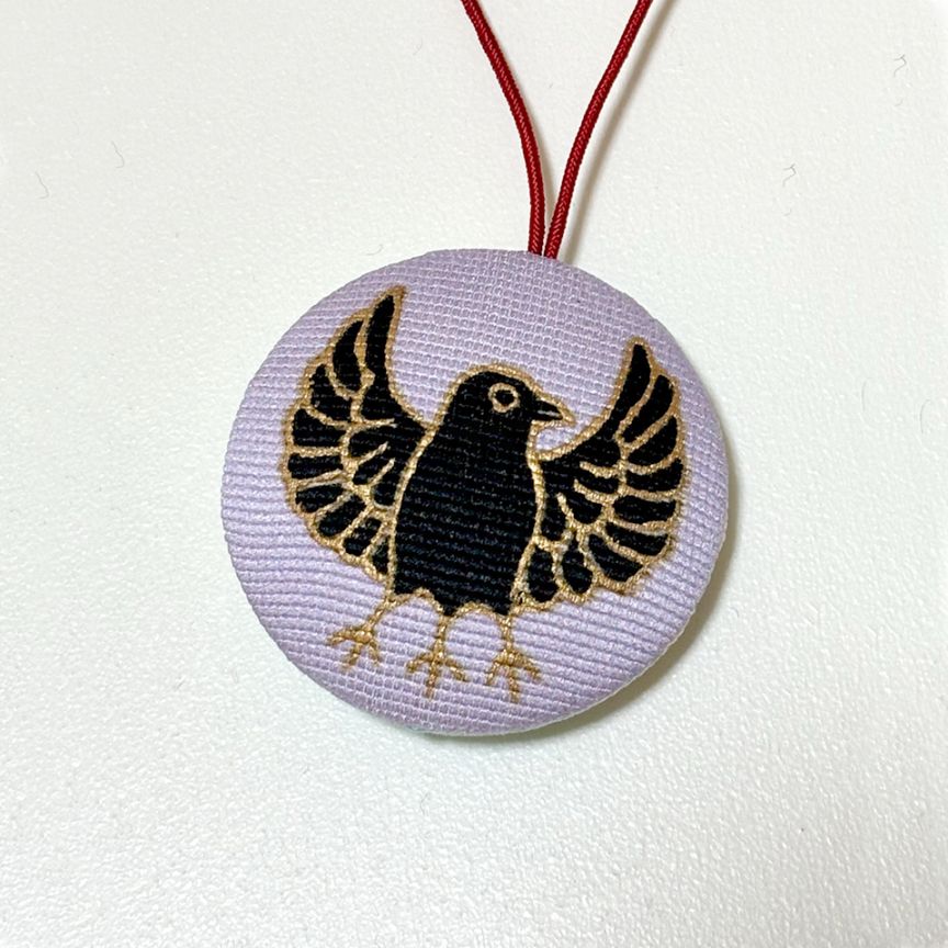 【2026年9月新色】some-pri ラッキーチャーム「八咫烏」クロッカス