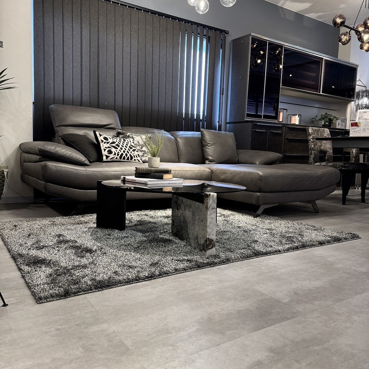 ROVIGO�ʥ����������˥�ӥ󥰥ơ��֥�