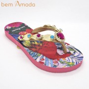 【bem Amada】ビジュー付きビーチサンダル【オウム】｜ピンクレッド