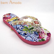 【bem Amada】ビジュー付きビーチサンダル【トロピカルフラワー】｜ピンク
