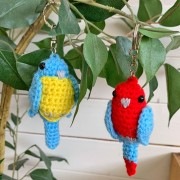 ARARAコンゴウインコのペアキーホルダー 【ブラジルあみぐるみ】|インテリア雑貨