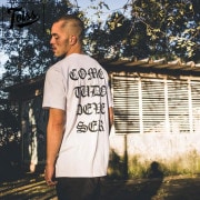 【TOISS】ゴシックレタリングTシャツ COMO TUDO DEVE SER ホワイト|メンズウエア|TOISS（ネイマールブランド）