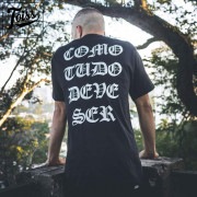 【TOISS】ゴシックレタリングTシャツ COMO TUDO DEVE SER ブラック|メンズウエア|TOISS（ネイマールブランド）