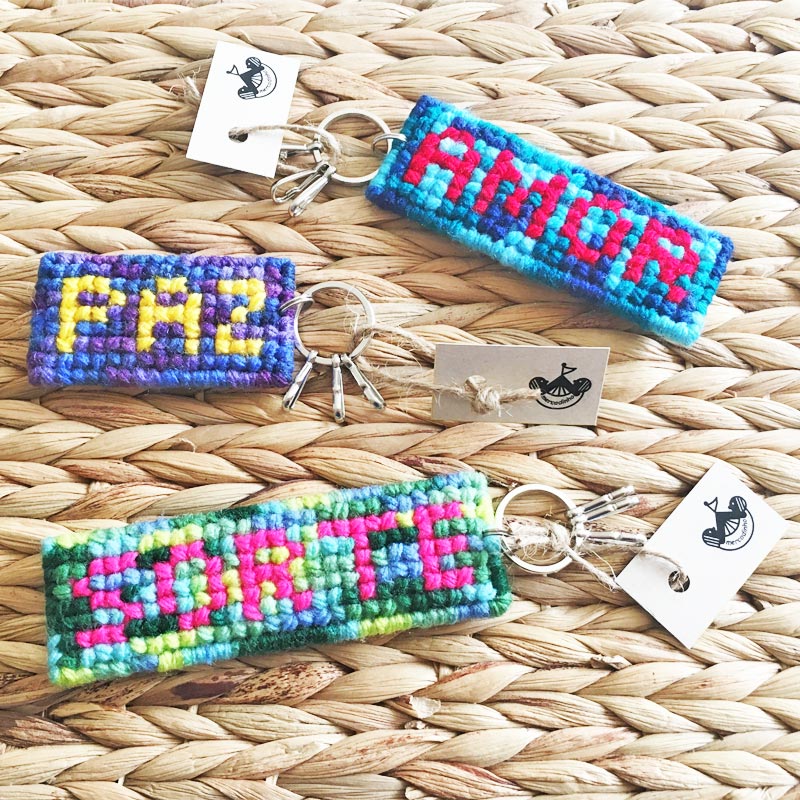 ◇期間限定セール◇【MERCADINHO】キーホルダーPAZ｜ブラジル刺繍