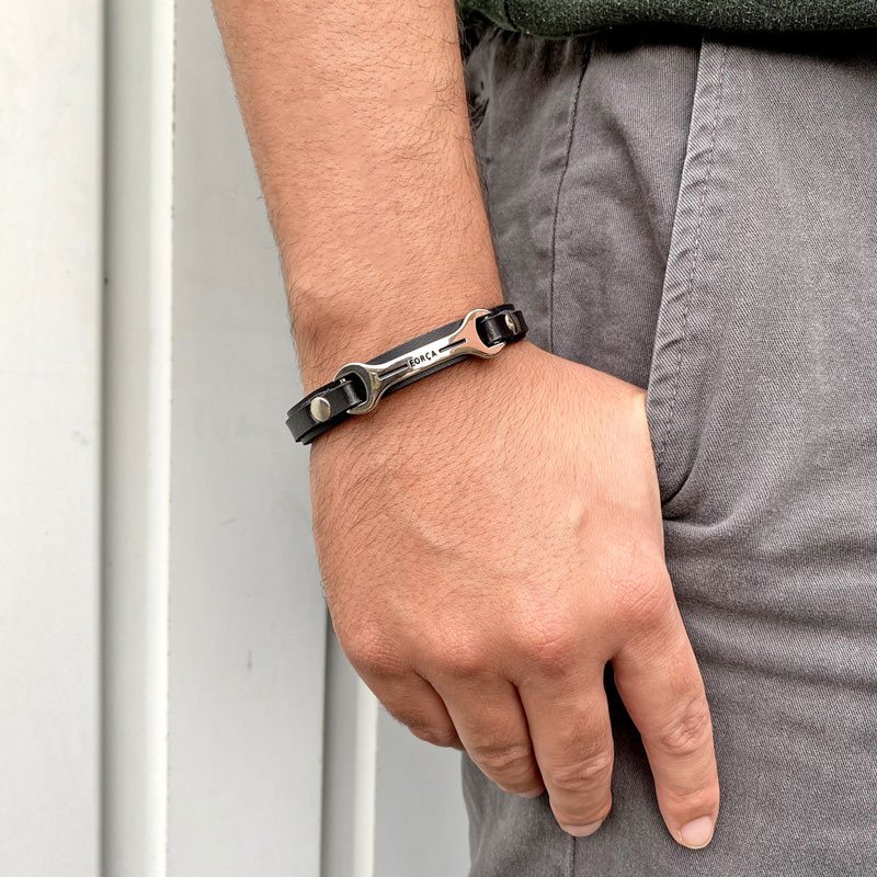 FORCAプレートデザイン ワンタッチ革紐ブレスレット ブラック｜メンズ