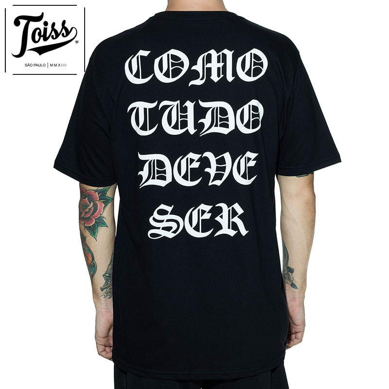 ネイマール愛用ブランド【TOISS】Tシャツ COMO TUDO DEVE SER 黒 TOISS】ゴシックレタリングTシャツ COMO TUDO DEVE SER ブラック