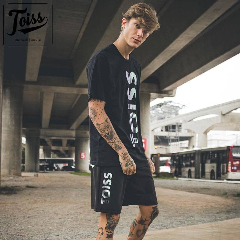 ネイマールブランド【TOISS】トイス 縦ロゴTシャツ ブラック TOISS】トイス 縦ロゴTシャツ
