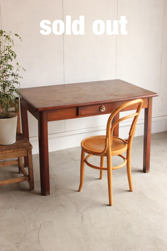 ベルギー製のテーブル