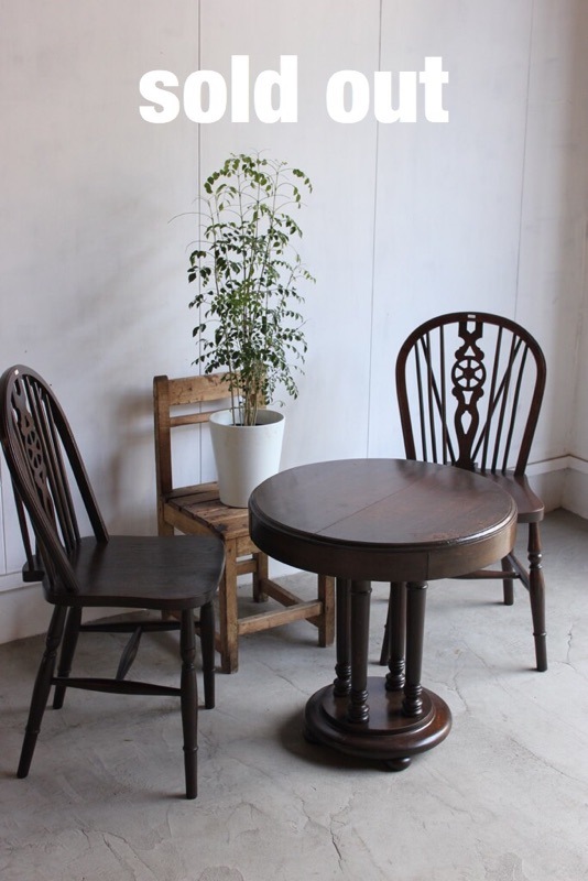 丸いカフェテーブル