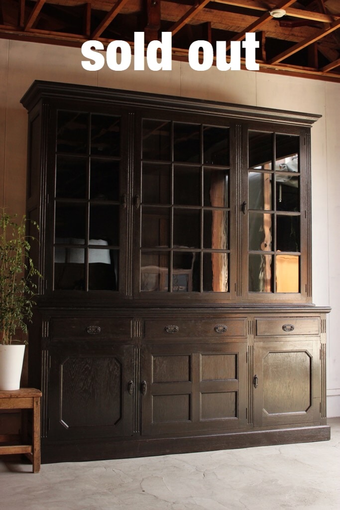 大きなガラス戸棚