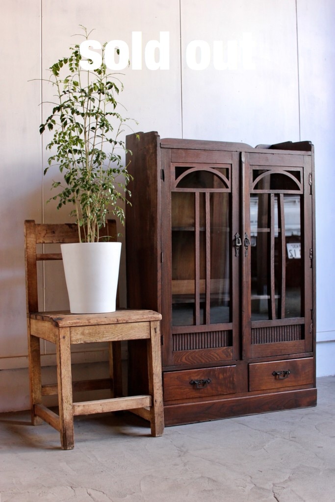 小ぶりなガラス戸棚