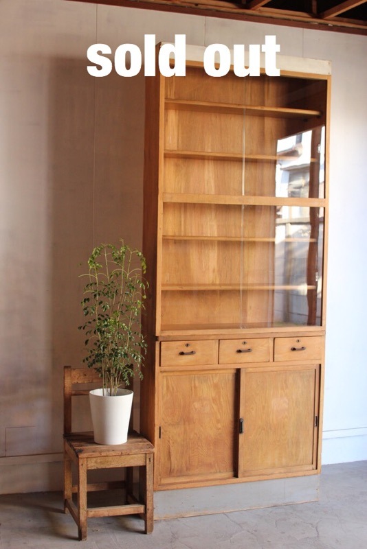 背高薄型ガラス引戸棚