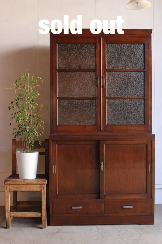 ダイヤガラスの戸棚