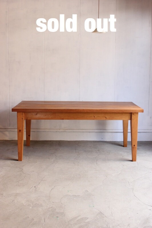 パイン材のテーブル