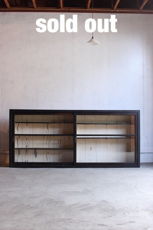 横長ガラス引戸棚