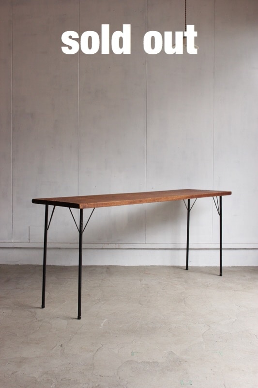 横に長いテーブル