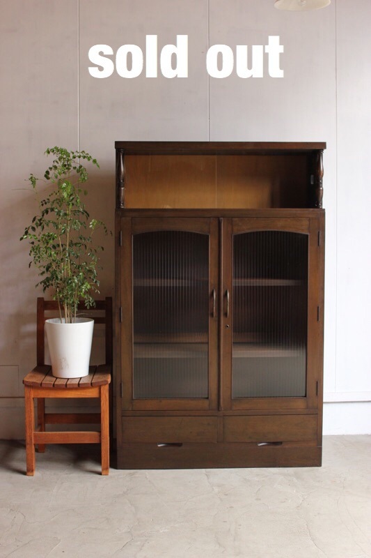 モールガラスの戸棚