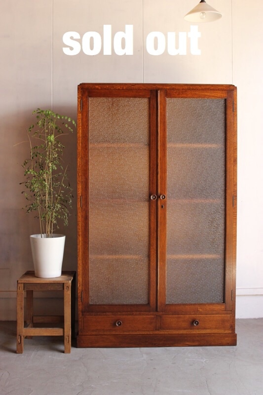 ダイヤガラスの戸棚