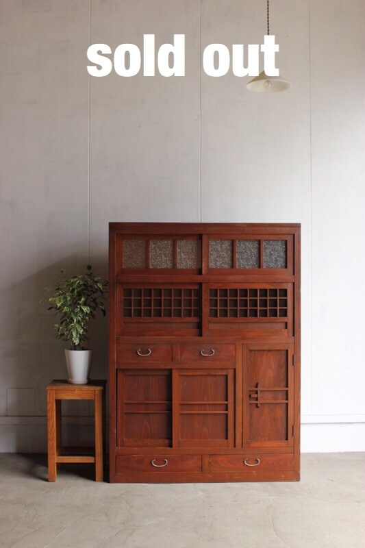 ダイヤガラスの水屋箪笥