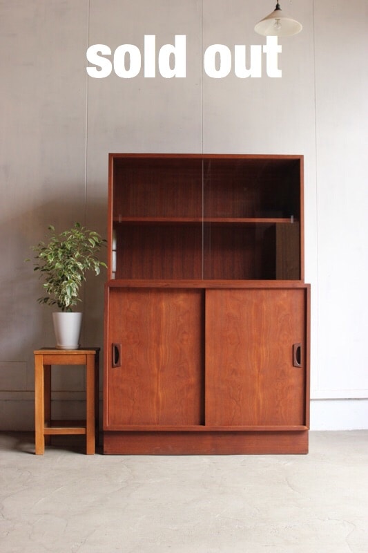 チークのガラス戸棚