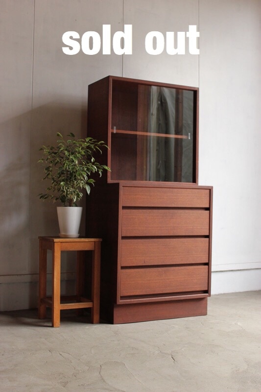 チークのガラス戸棚