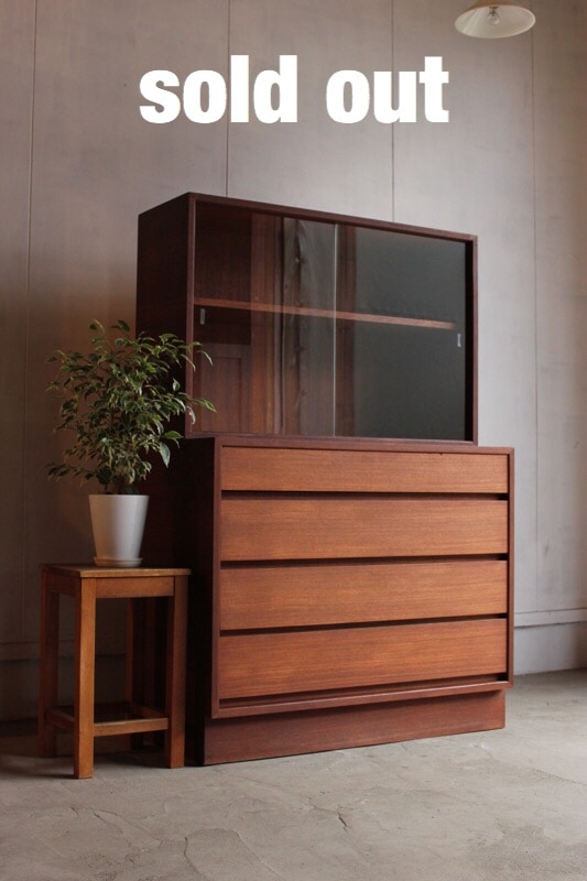 チークのガラス戸棚