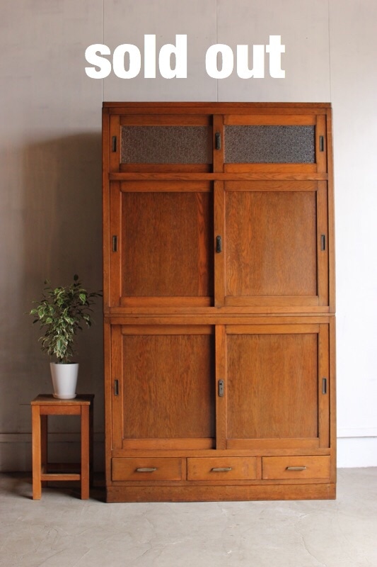 ダイヤガラスの引戸棚