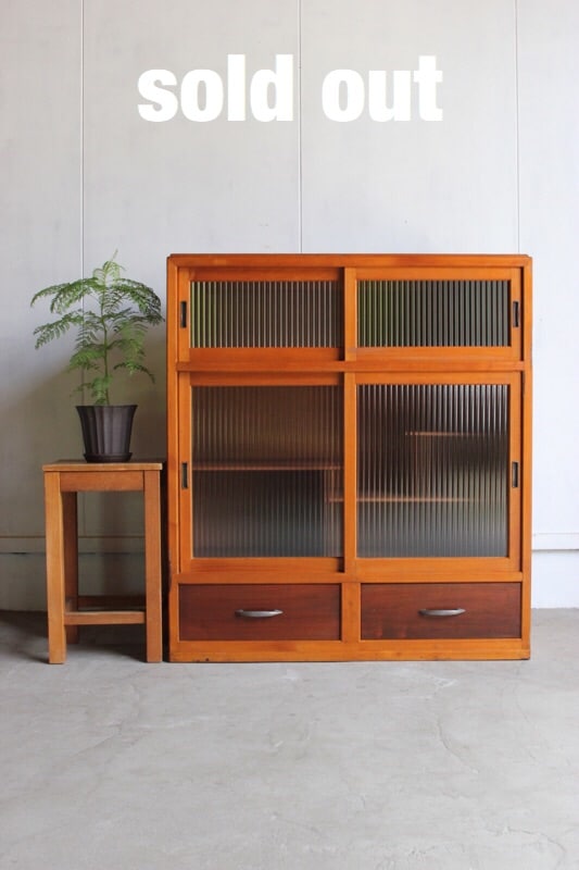 モールガラスの引戸棚