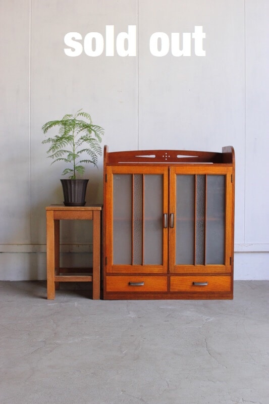 小ぶりなガラス戸棚