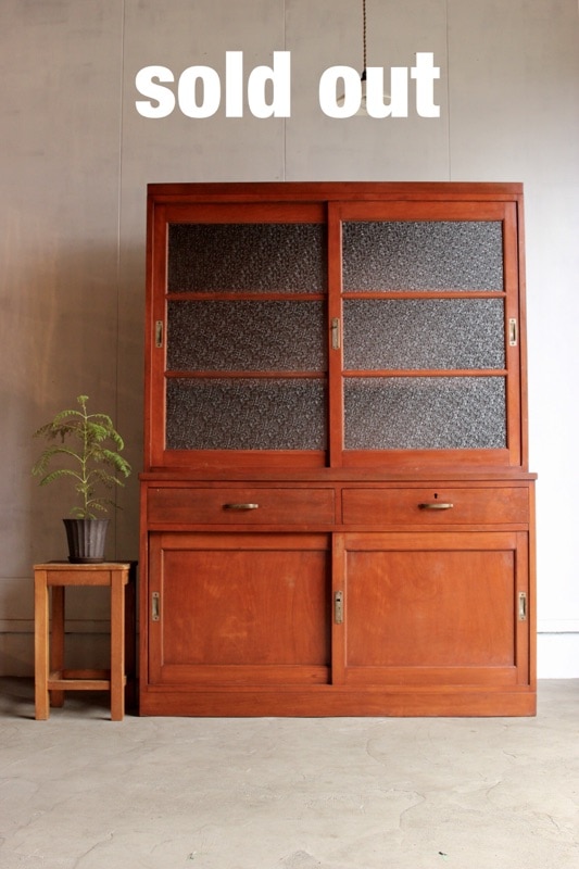 ダイヤガラスの引戸棚