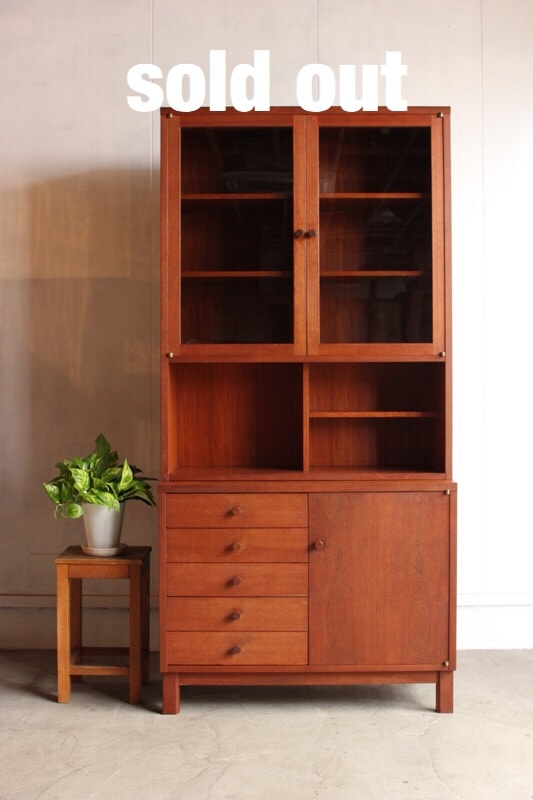 チークのガラス戸棚