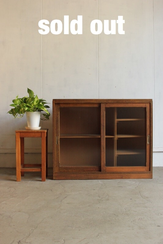 モールガラスの引戸棚