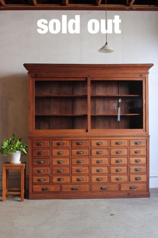 ガラス引戸棚(引出34杯)