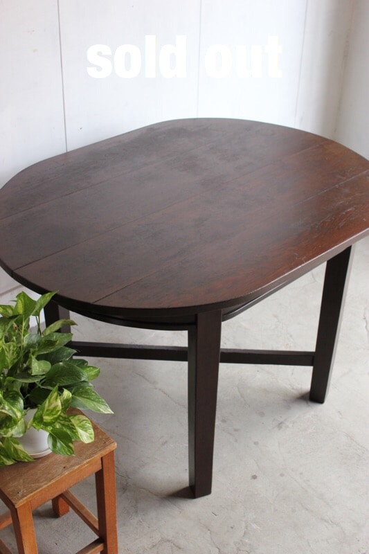 楕円形のテーブル