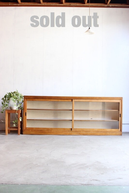 横長ガラス引戸棚