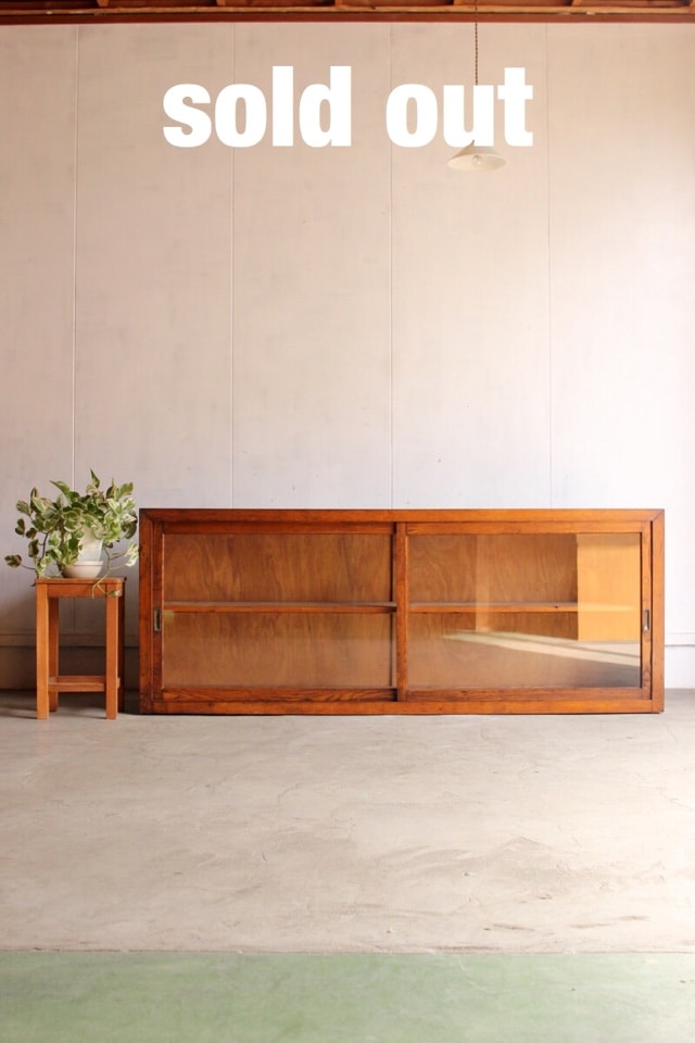 横長のガラス引戸棚