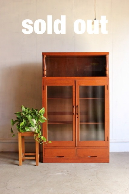 モールガラスの戸棚