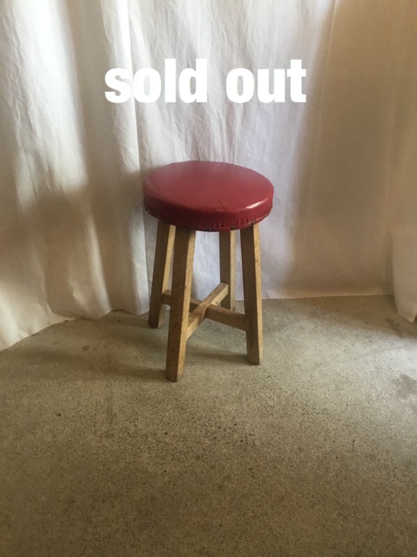 ワインレッドの丸椅子